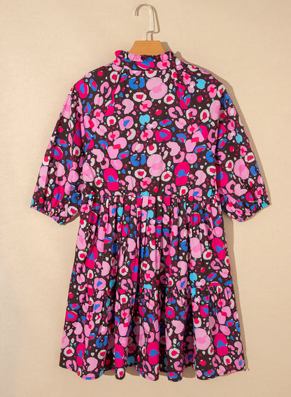 Kurzes Kleid mit abstraktem Rosendruck und V-Ausschnitt und Kragen, halblangen Ärmeln