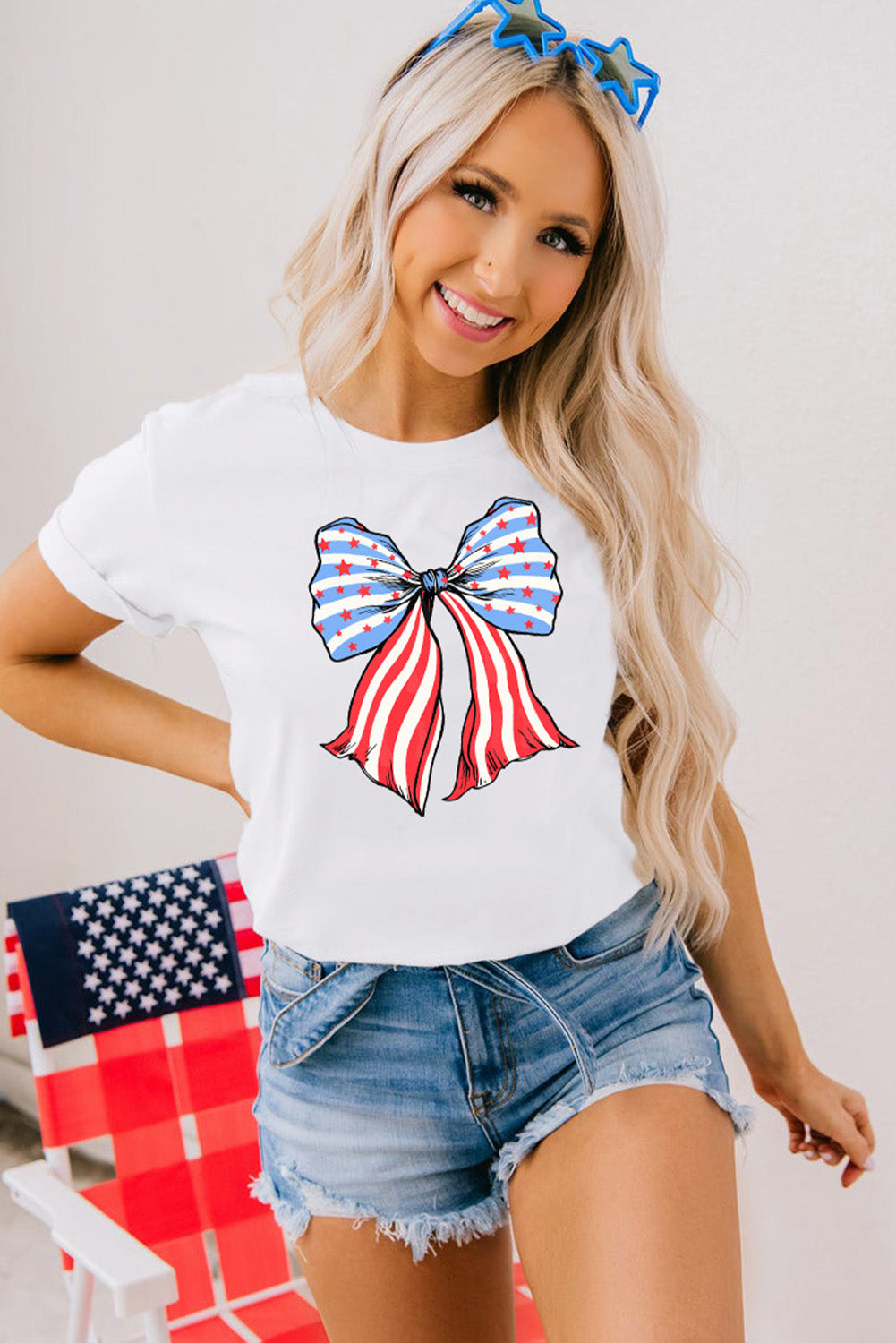 Weißes T-Shirt mit Streifen und Sternen und Schleifenmuster