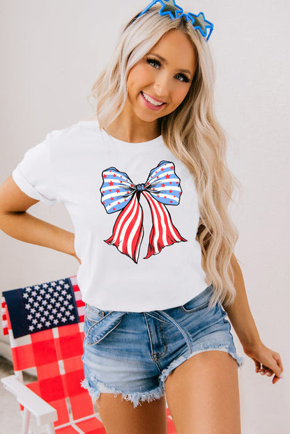 Weißes T-Shirt mit Streifen und Sternen und Schleifenmuster