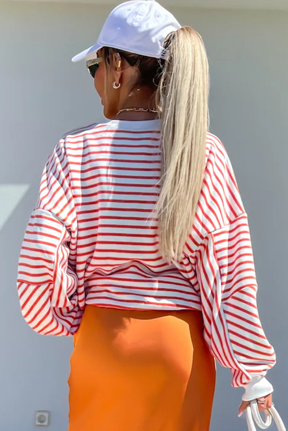 Orange gestreiftes, lockeres Sweatshirt mit überschnittener Schulter und Rundhalsausschnitt