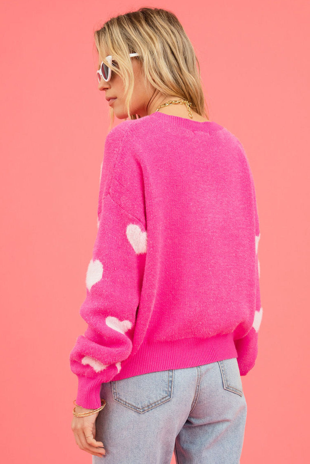 Hellrosa Pullover mit flauschigen Valentinstagsherzen und überschnittener Schulter