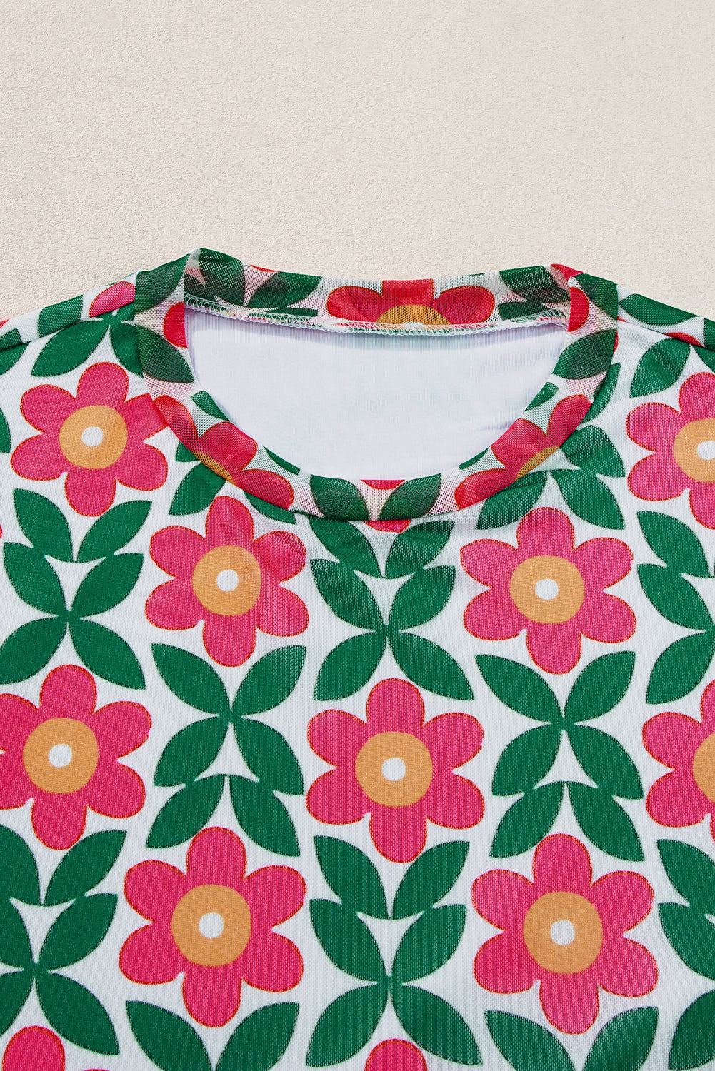 Feurig rotes T-Shirt mit Rundhalsausschnitt und Retro-Blumendruck