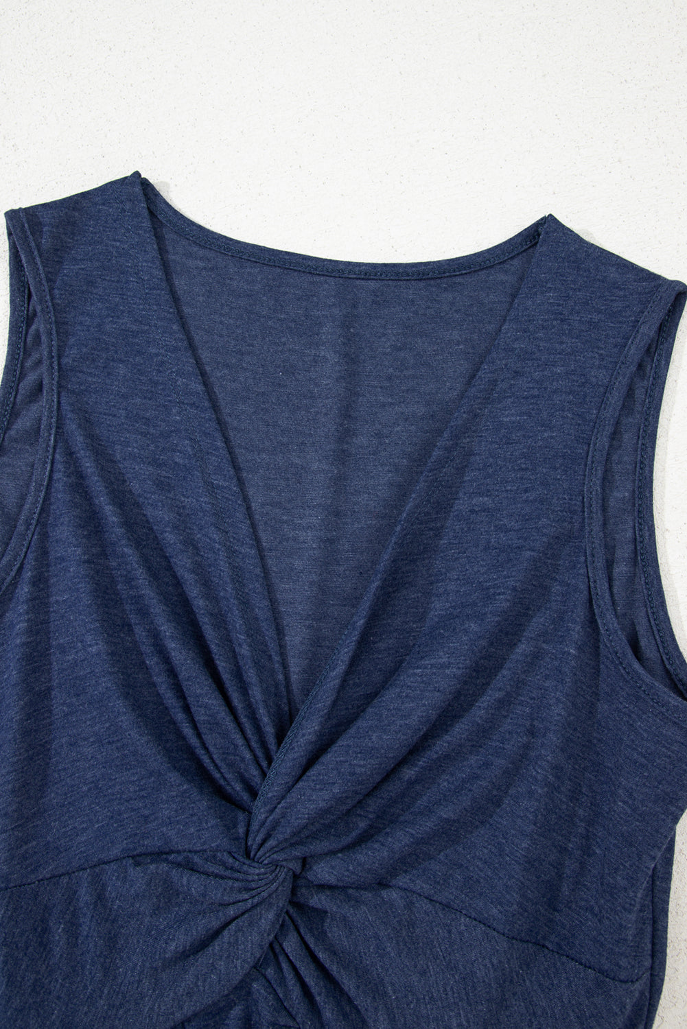 Schmutzigblaues ärmelloses Kleid mit V-Ausschnitt und verdrehter Brust