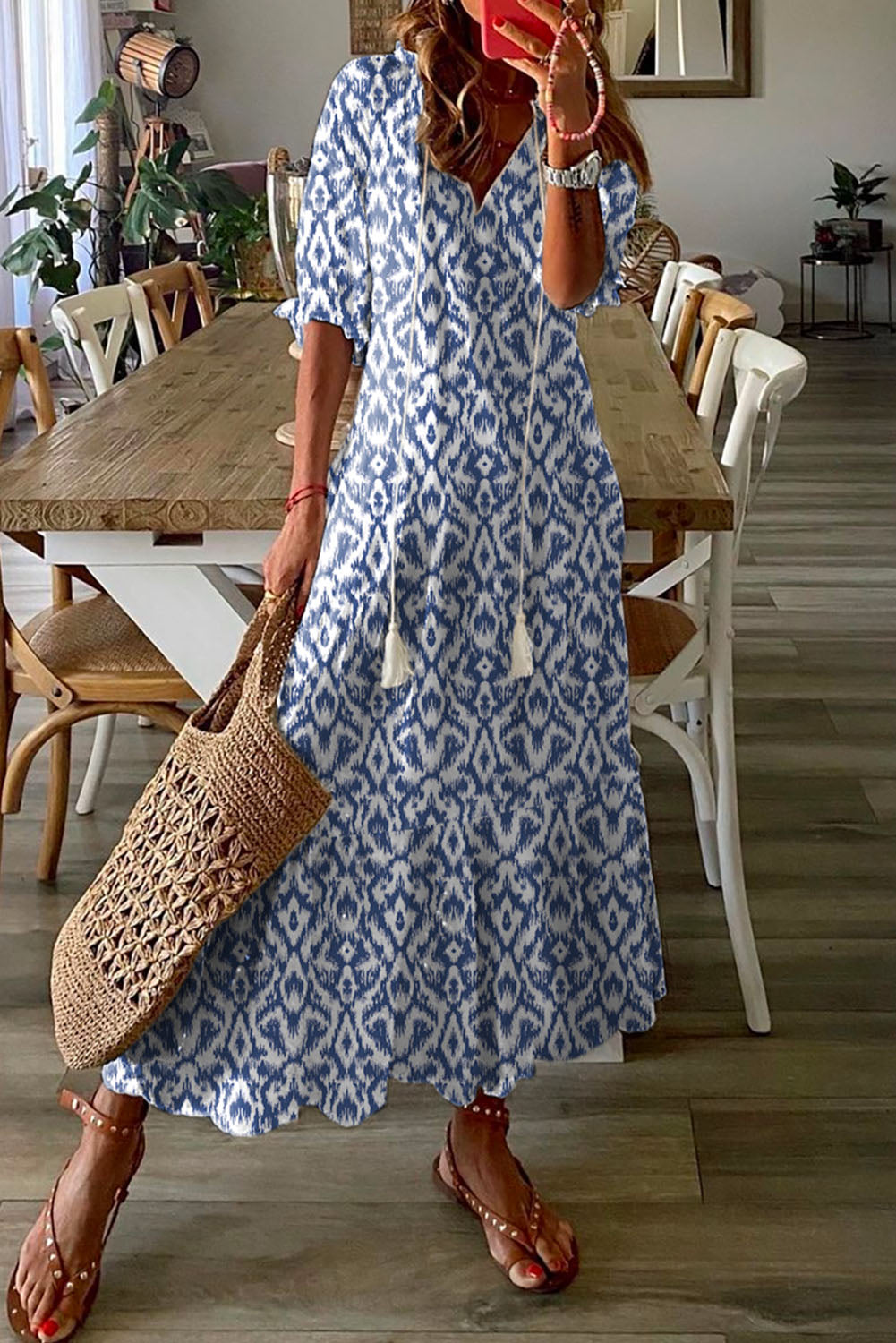 Himmelblaues lässiges Maxikleid mit geometrischem Print und V-Ausschnitt