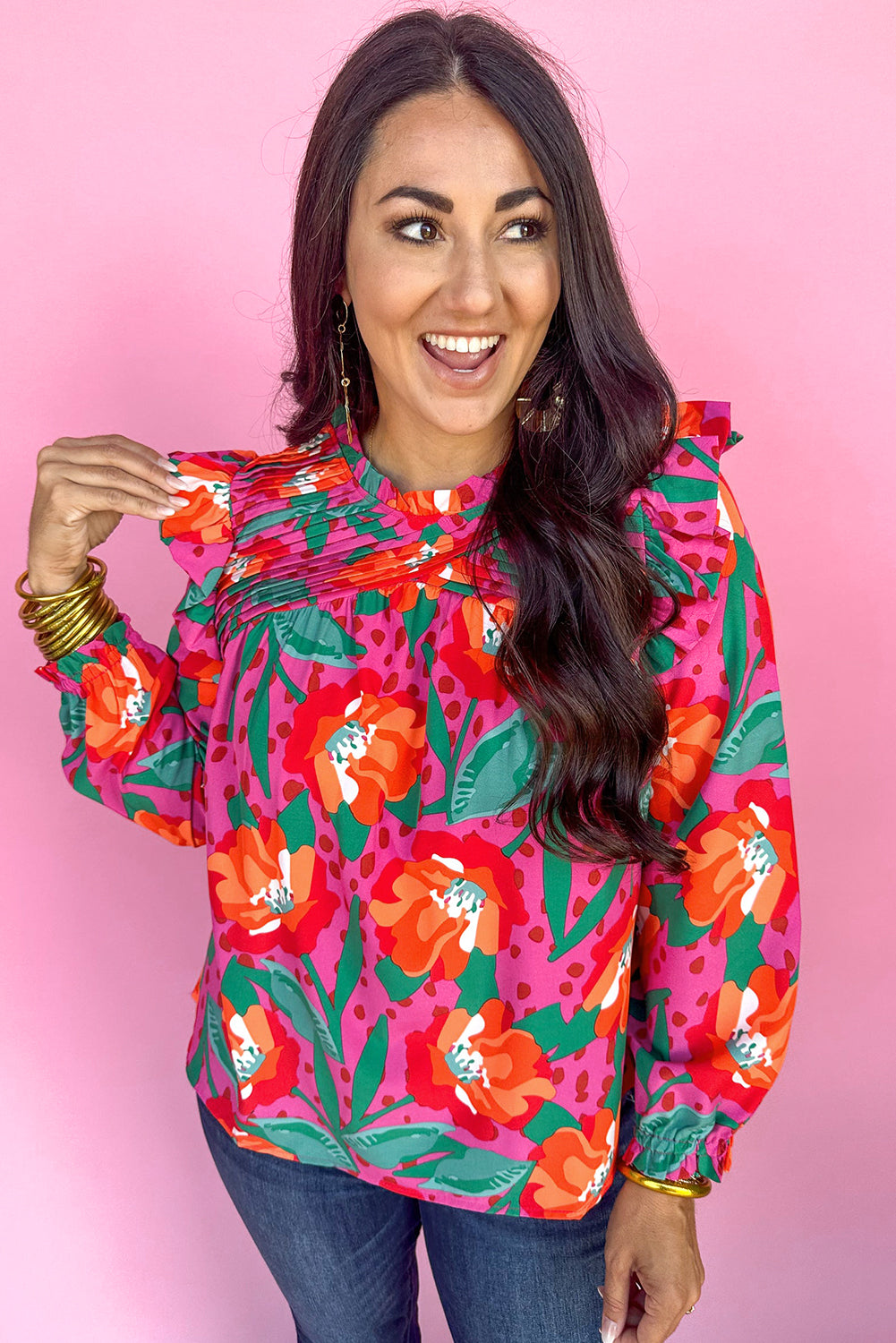 Bluse mit Rundhalsausschnitt und Rosen-Blumendruck und Rüschen