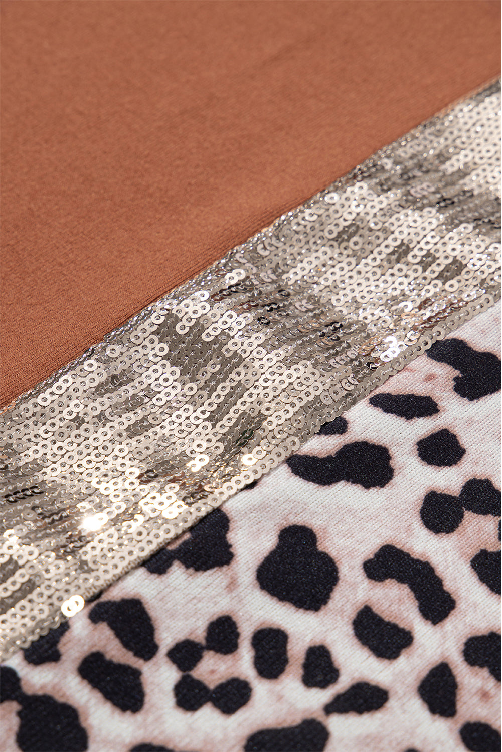 Langärmliges Oberteil mit Pailletten und Farbblockdesign im Leopardenmuster in Gold