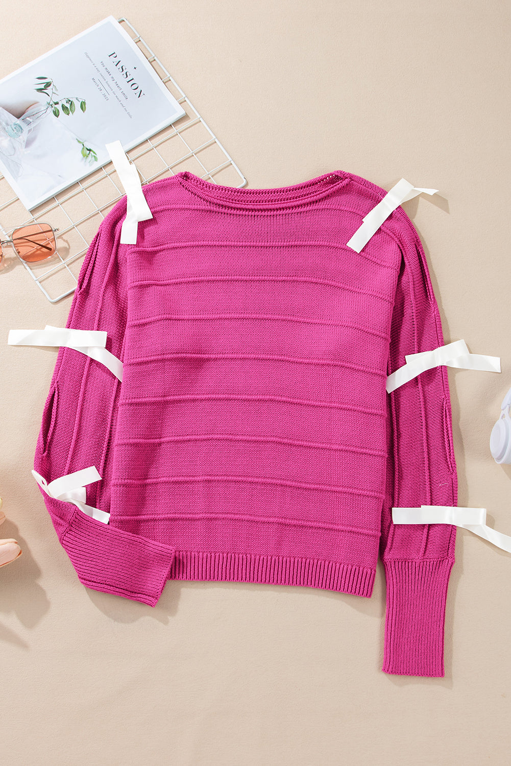 Rosaroter Pullover mit Schleife und Knoten, Rundhalsausschnitt und Cut-Out