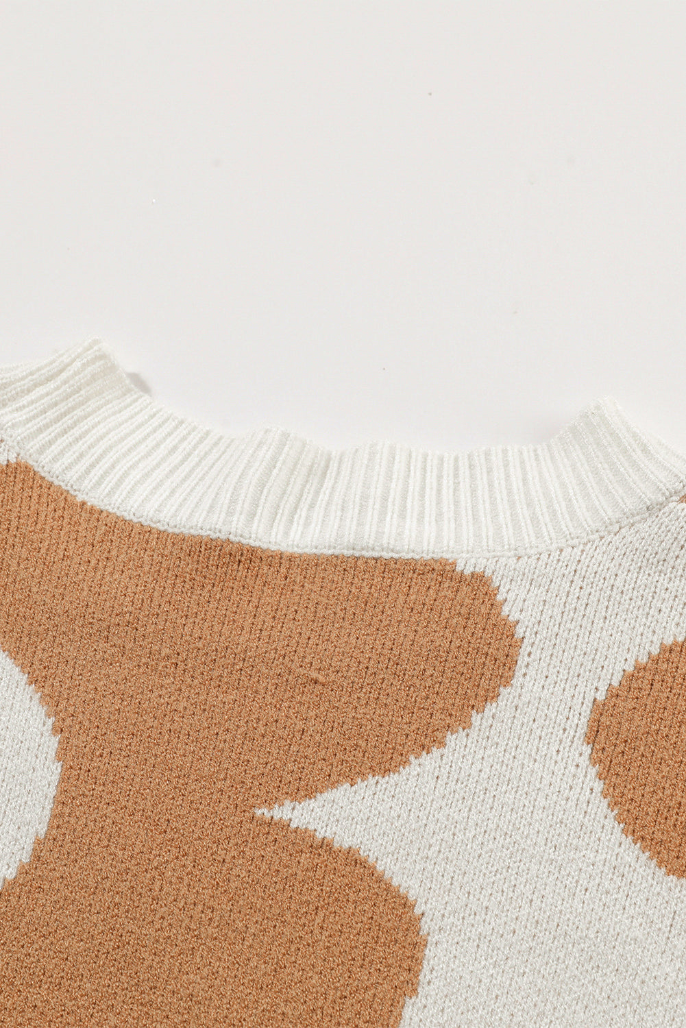 Khakifarbener Pullover mit überschnittener Schulter und großem Blumenmuster