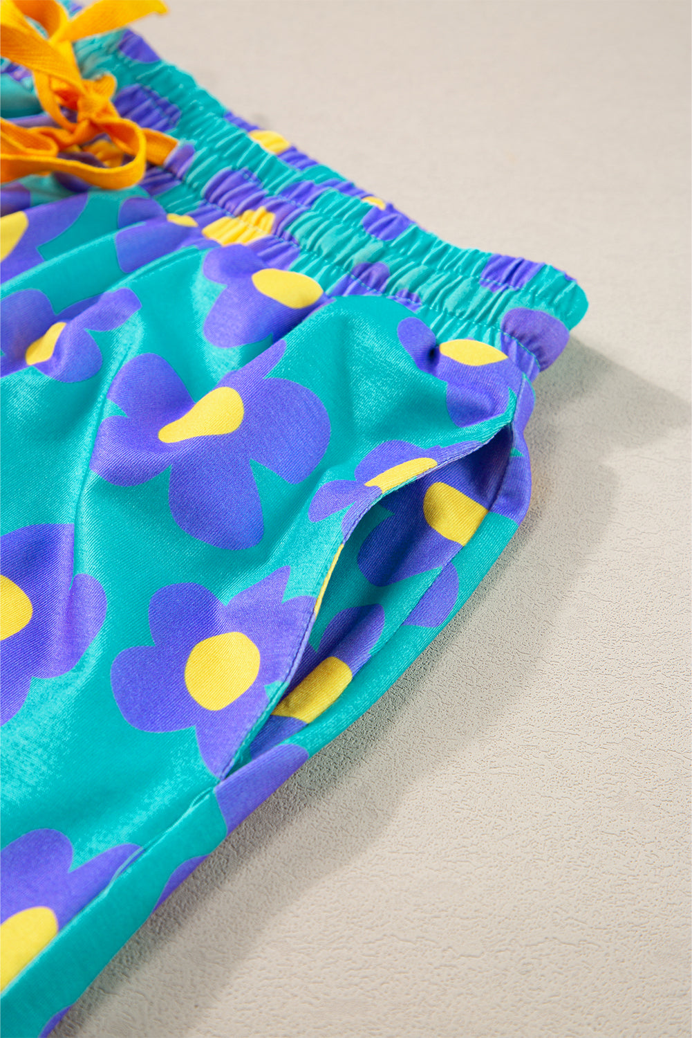 Grünes Pyjama-Set mit kurzärmligem Hemd und Blumenmuster