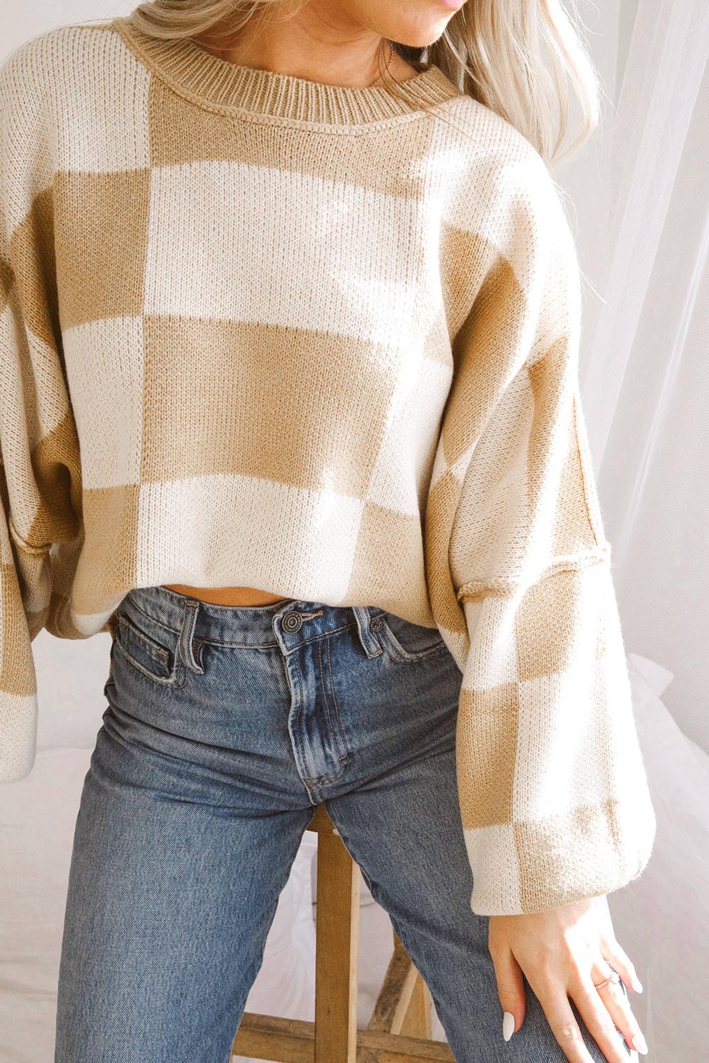 Khakifarbener Pullover mit karierten Bischofsärmeln