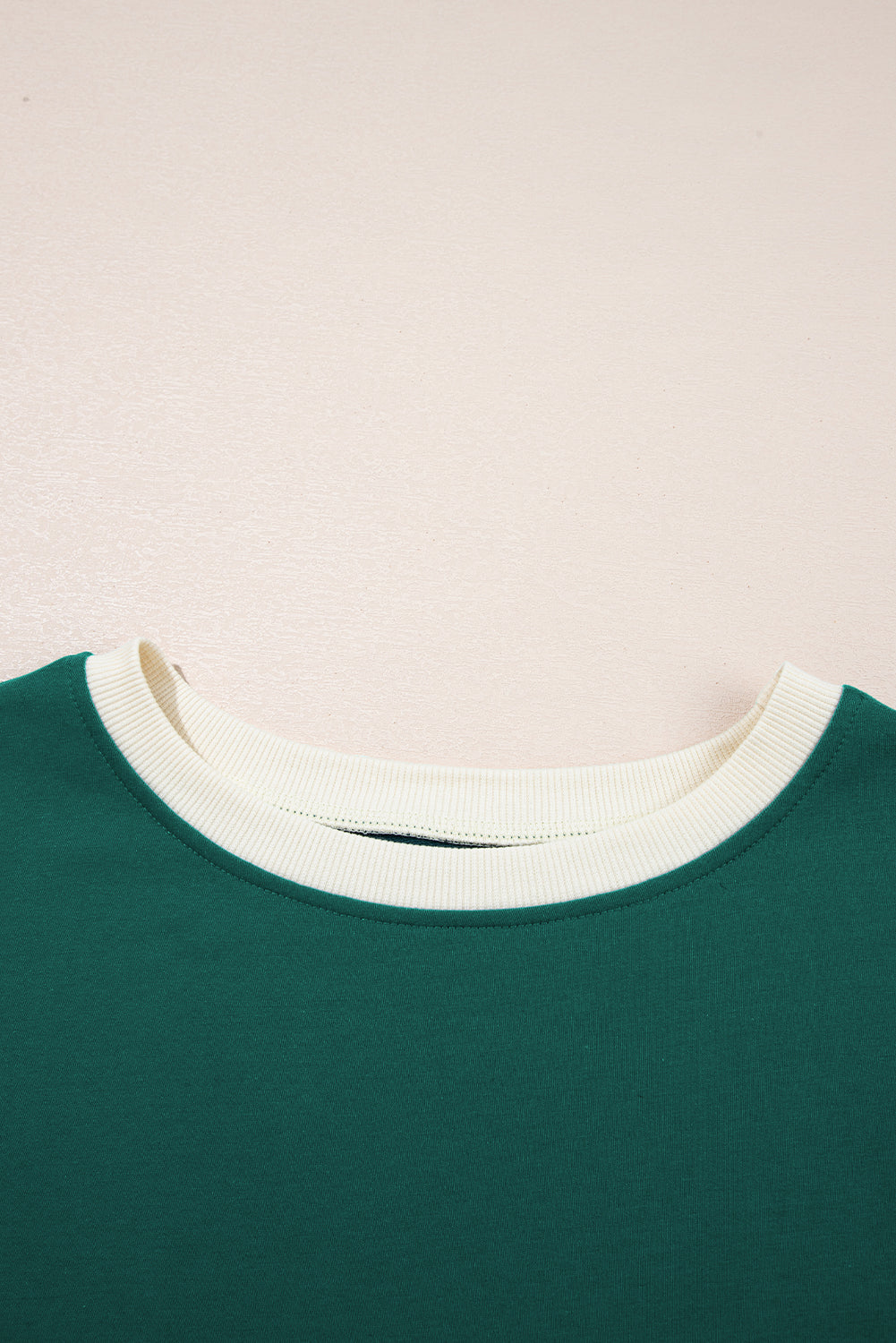 Evergreen 2-teiliges Set mit T-Shirt und Rock mit überschnittener Schulter und Farbblockdesign