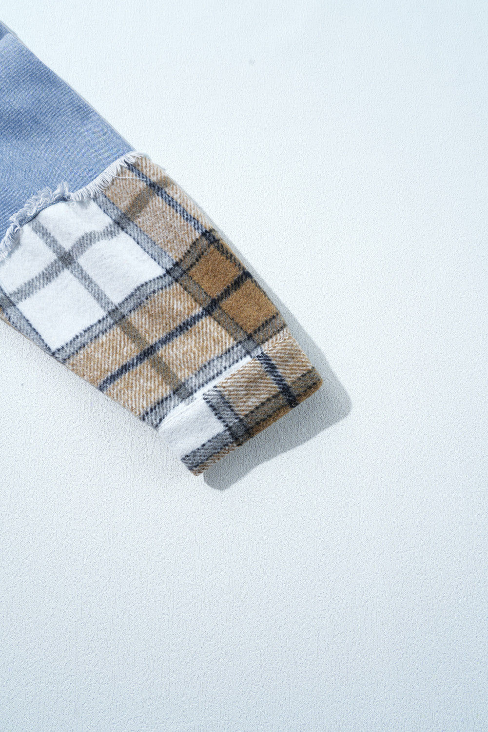 Khakifarbene Oversize-Jeansjacke mit Patchwork-Karomuster und Knöpfen