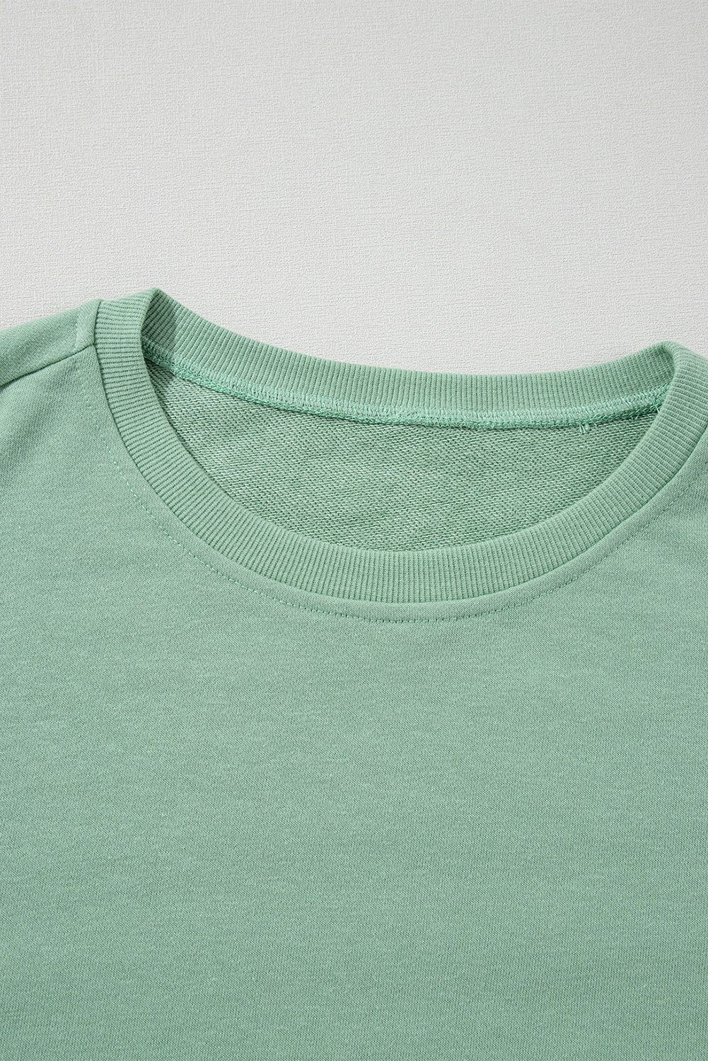 Moonlight Jade – Lockeres Sweatshirt mit Regenbogenstreifen an den Ärmeln und Rundhalsausschnitt