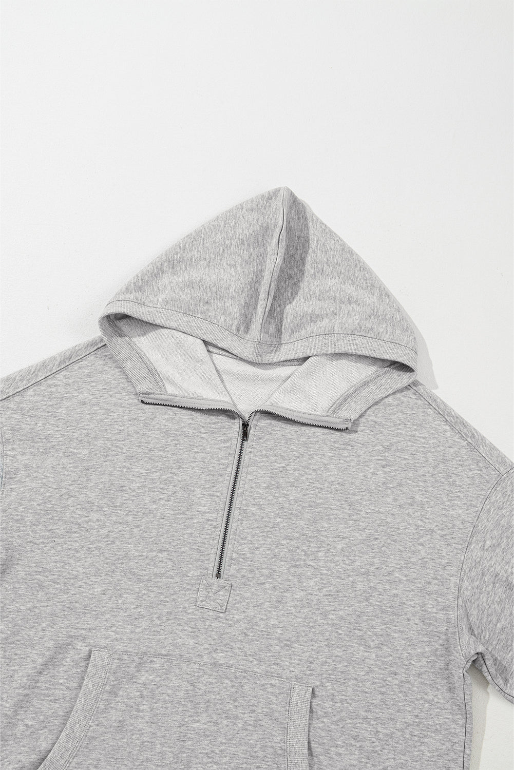 Hellgrauer Oversize-Hoodie mit Kängurutasche und halbem Reißverschluss
