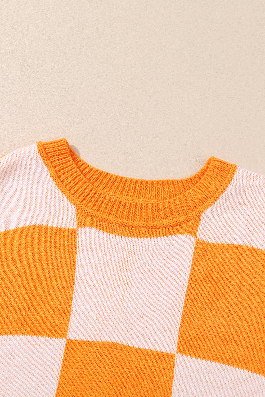 Orange karierter Pullover mit Bischofsärmeln