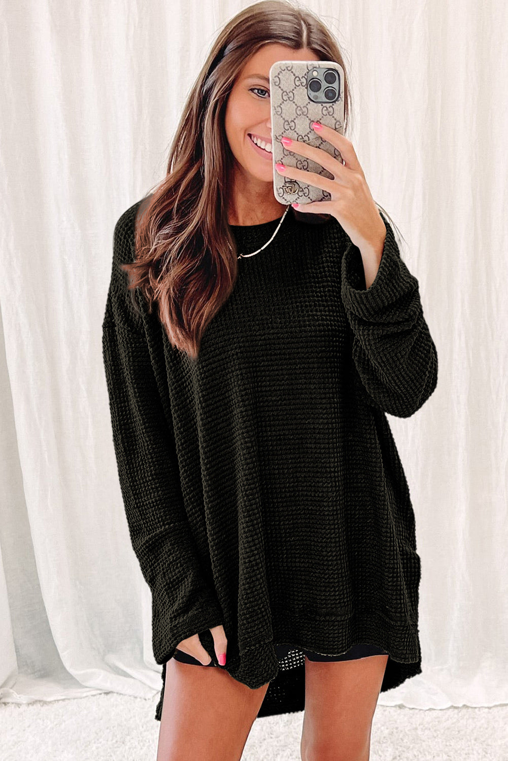Schwarzes Oversize-Oberteil mit hohen Schlitzen und Waffelstrick