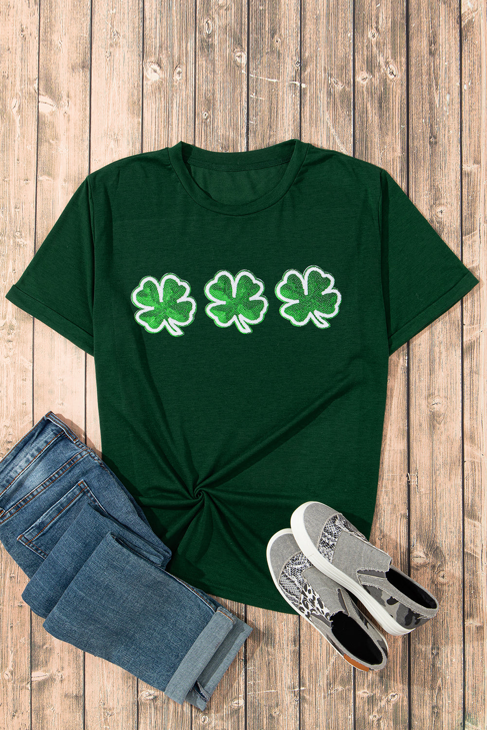 Grünes T-Shirt mit St. Patrick's Kleeblatt-Patch und Grafik