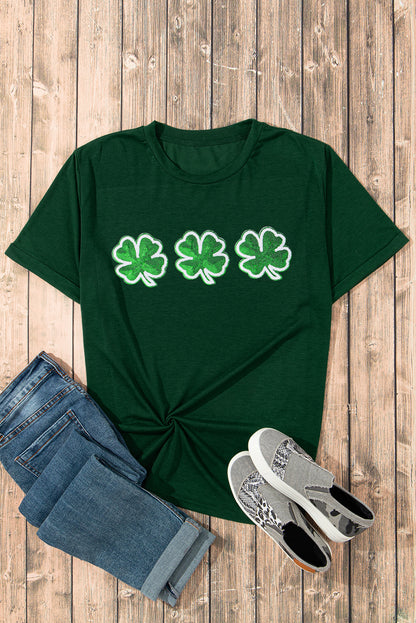 Grünes T-Shirt mit St. Patrick's Kleeblatt-Patch und Grafik