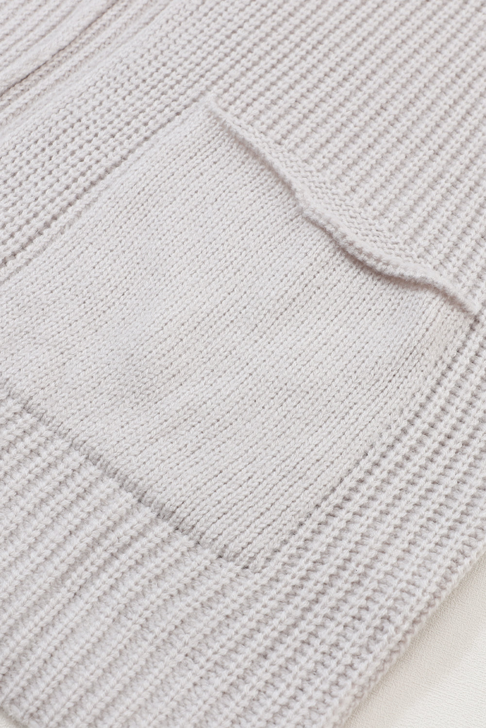 Grauer Oversize-Strickpullover mit umgeschlagenen Ärmeln