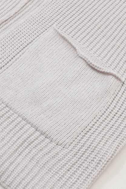 Grauer Oversize-Strickpullover mit umgeschlagenen Ärmeln