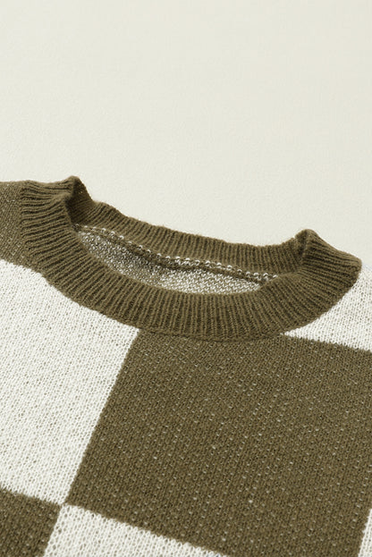 Grün karierter Pullover mit Blumenmuster und gestreiften Ärmeln