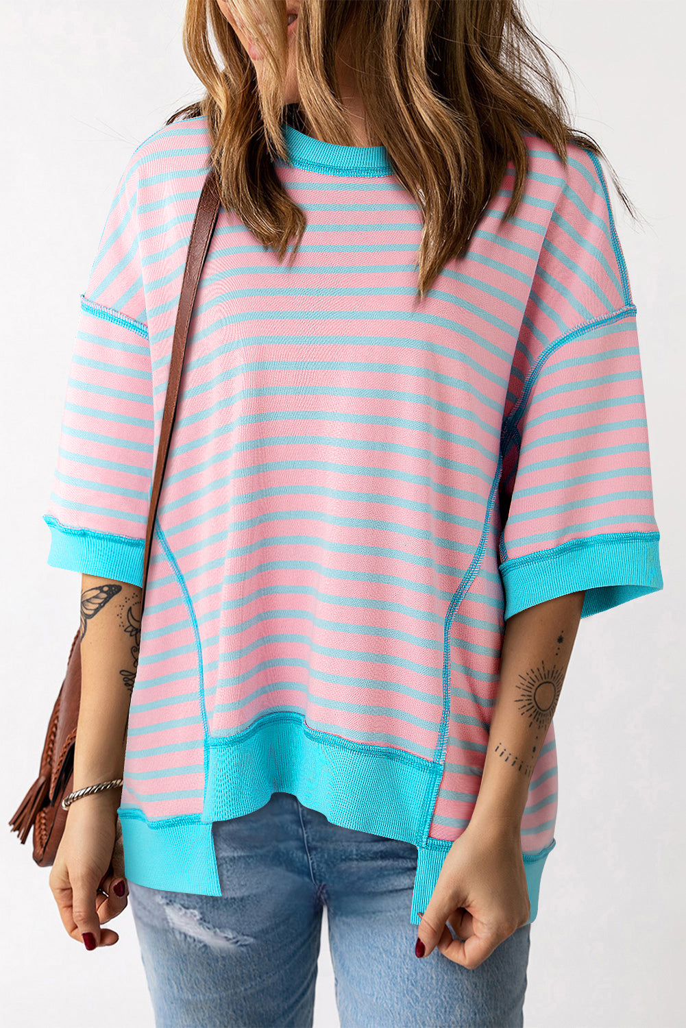 Rosa gestreiftes Oversize-T-Shirt mit Kontrastbesatz und sichtbaren Nähten, High Low