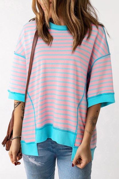 Rosa gestreiftes Oversize-T-Shirt mit Kontrastbesatz und sichtbaren Nähten, High Low