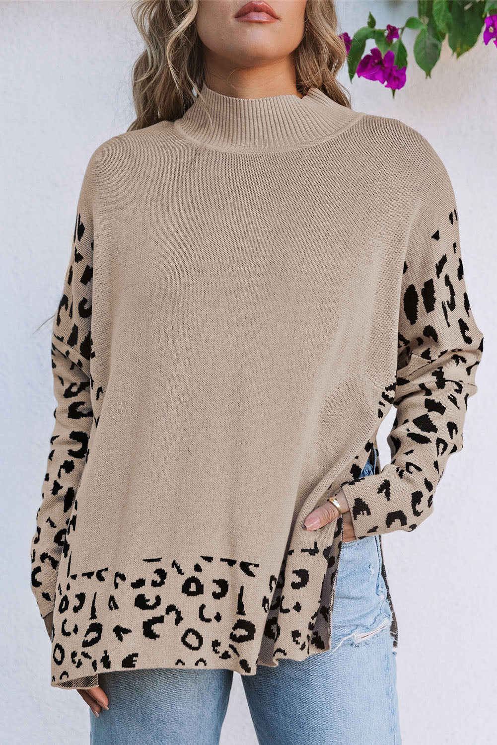 Khakifarbener Oversize-Pullover mit Leopardenmuster und hohem Kragen sowie Seitenschlitz