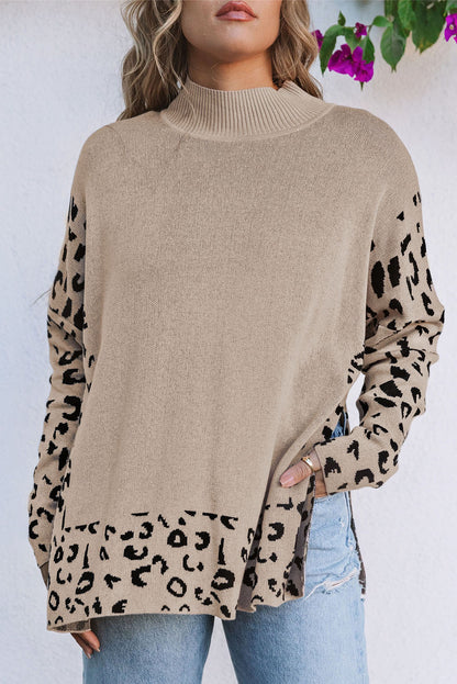 Khakifarbener Oversize-Pullover mit Leopardenmuster und hohem Kragen sowie Seitenschlitz
