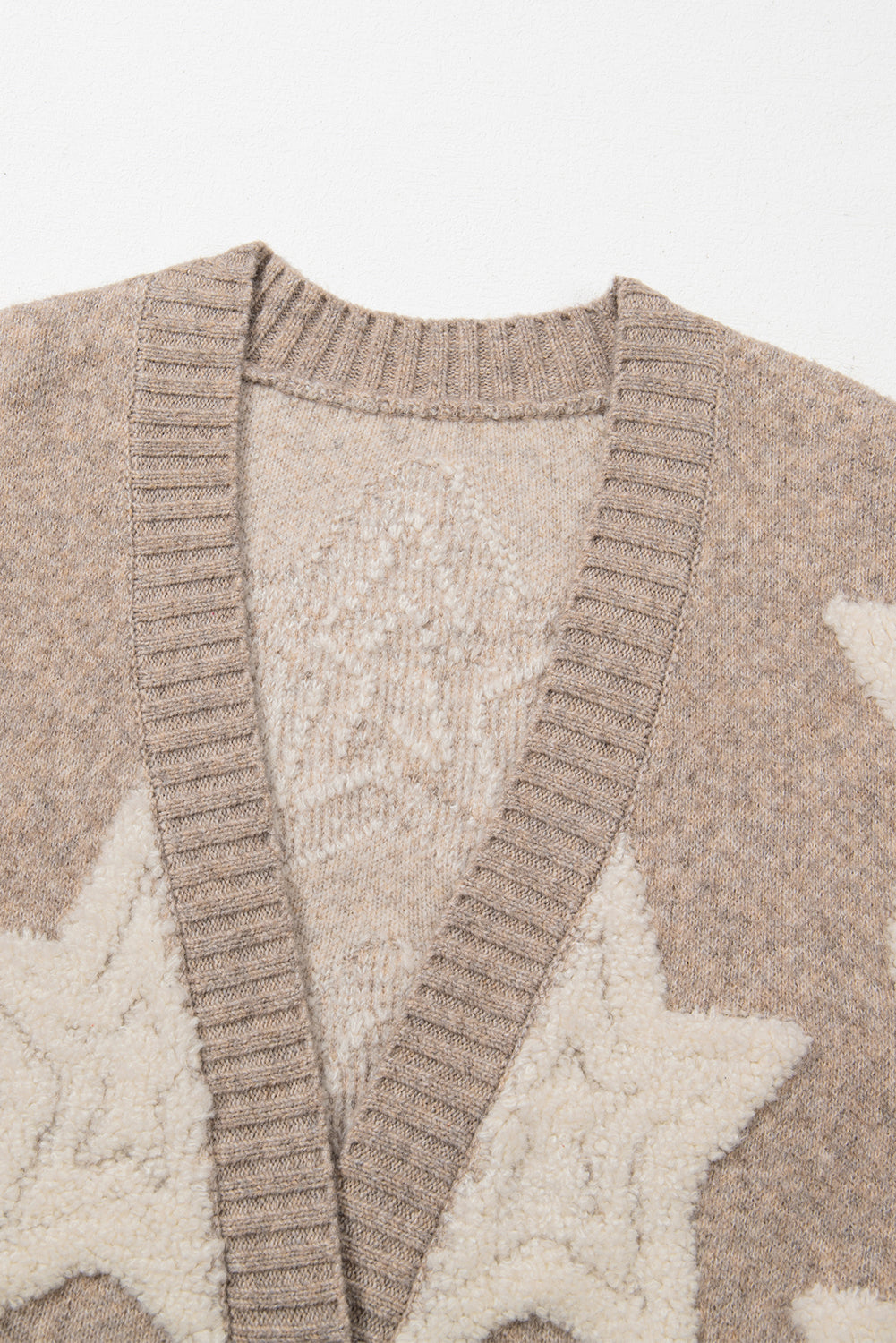 Khakifarbener Sherpa-Strickpullover mit Sternenmuster und Taschen