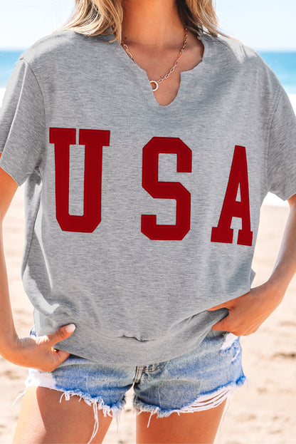 Hellgraues, lockeres T-Shirt mit USA-Schriftzug-Patch und eingekerbtem Ausschnitt