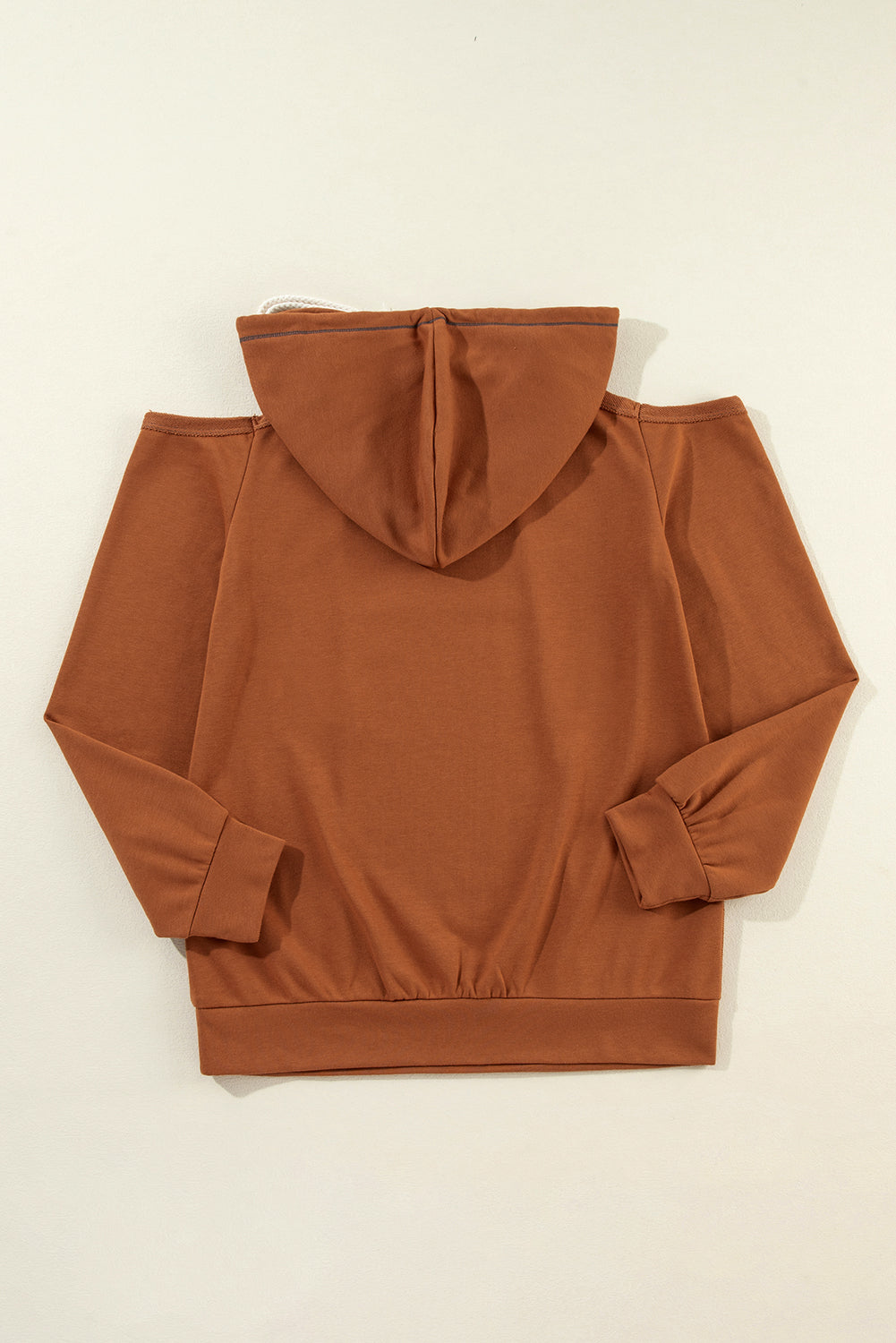 Zimtfarbener Kapuzenpullover mit sichtbaren Nähten und kalter Schulterpartie und Kordelzug