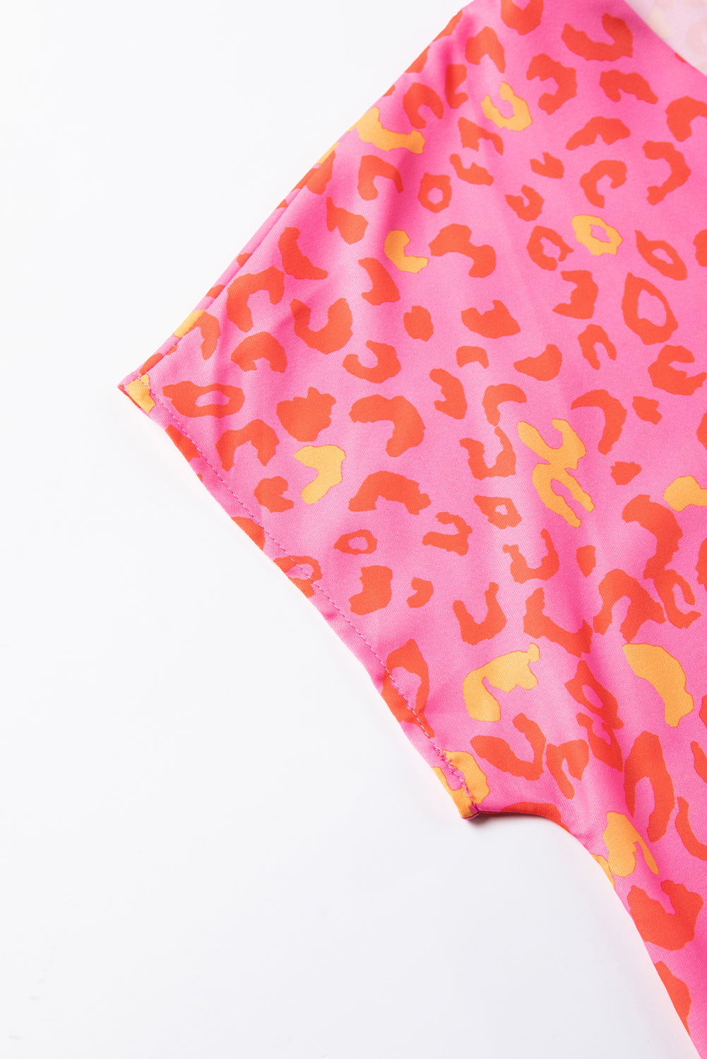 Rosa Bluse mit V-Ausschnitt und Leopardenmuster