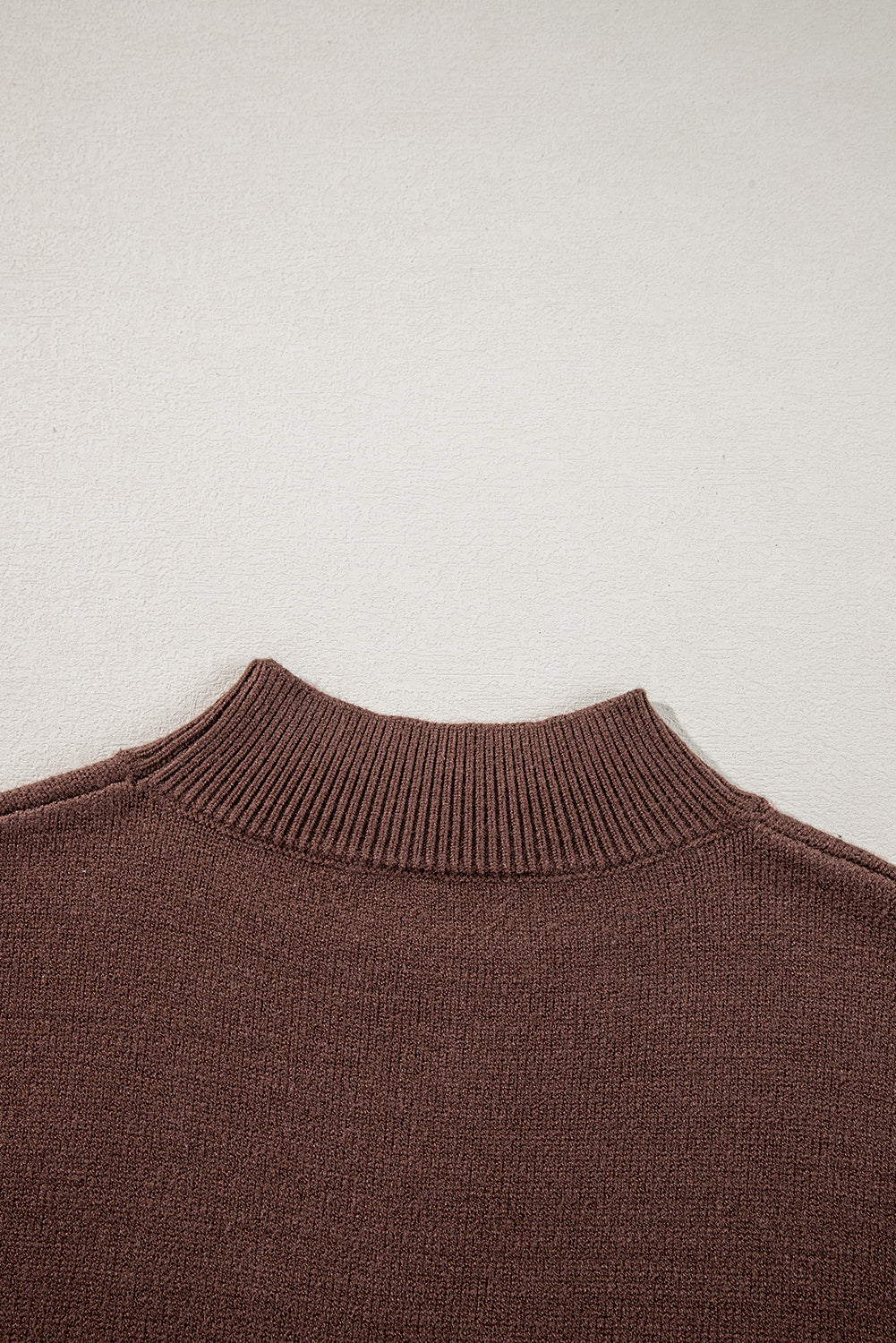 Kaffeefarbener Westernpullover mit Howdy Boot-Grafik und hohem Kragen
