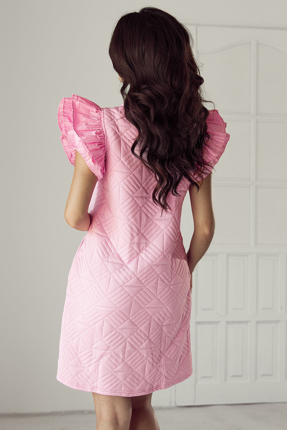 Bonbon – Strukturiertes Etuikleid mit plissierten Ärmeln und V-Ausschnitt