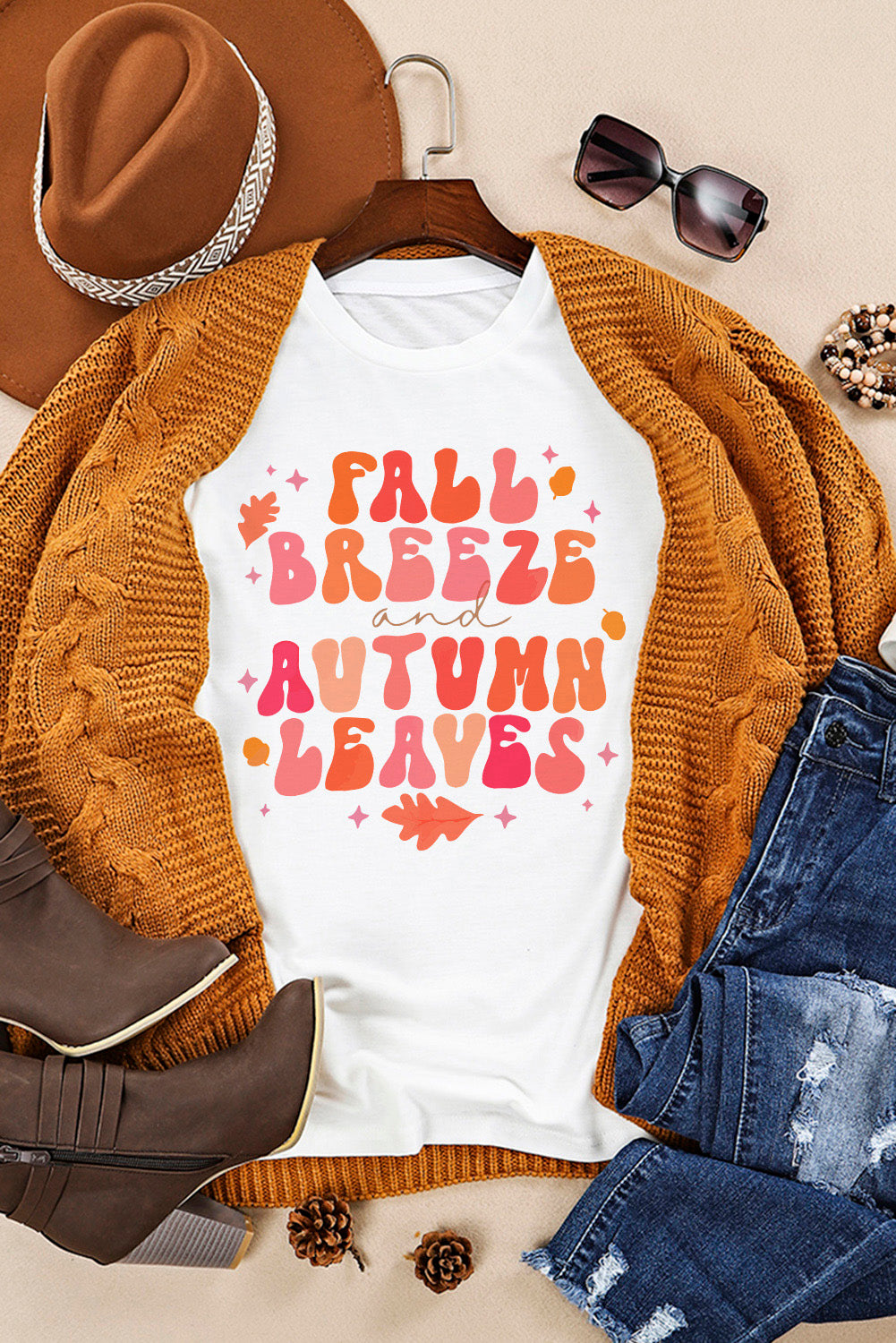 Weißes T-Shirt mit Herbstbrise und Herbstblättern