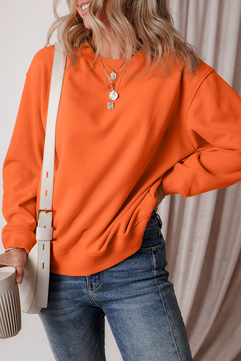 Einfarbiges Frottee-Sweatshirt mit überschnittener Schulter und Fleecefutter in Rotorange
