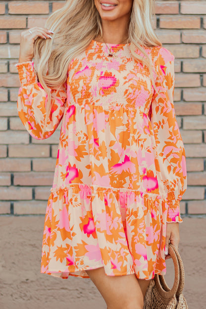 Oranges Minikleid mit abstraktem Print und gesmokten Laternenärmeln und Rüschen