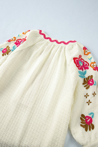 Beigefarbene Bluse mit floraler Stickerei und strukturierten Puffärmeln im Ricrac-Stil