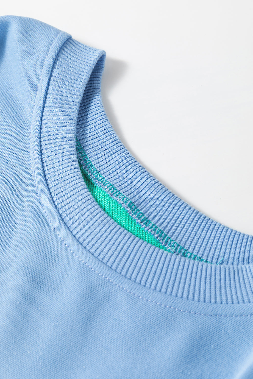 Sweatshirt mit überschnittener Schulter und Patchwork-Muster im Farbblockdesign von Blossom