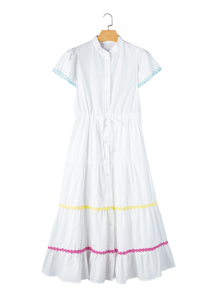 Weißes, kurzärmliges, langes Kleid mit Farbblock-Zickzack-Besatz und Kordelzug in der Taille