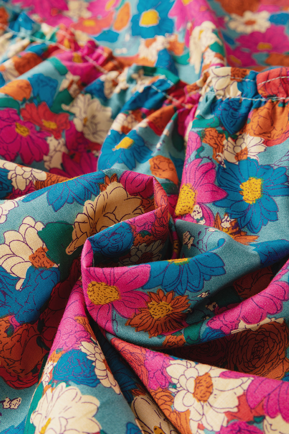 Himmelblaues, gestuftes Minikleid mit Blumenmuster und gerafften Rüschen in Übergröße