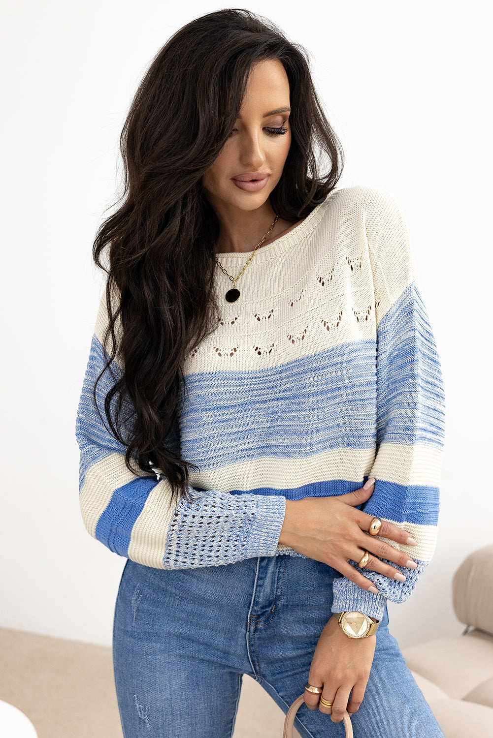 Hellblauer Pullover mit offenen Maschen und Puffärmeln