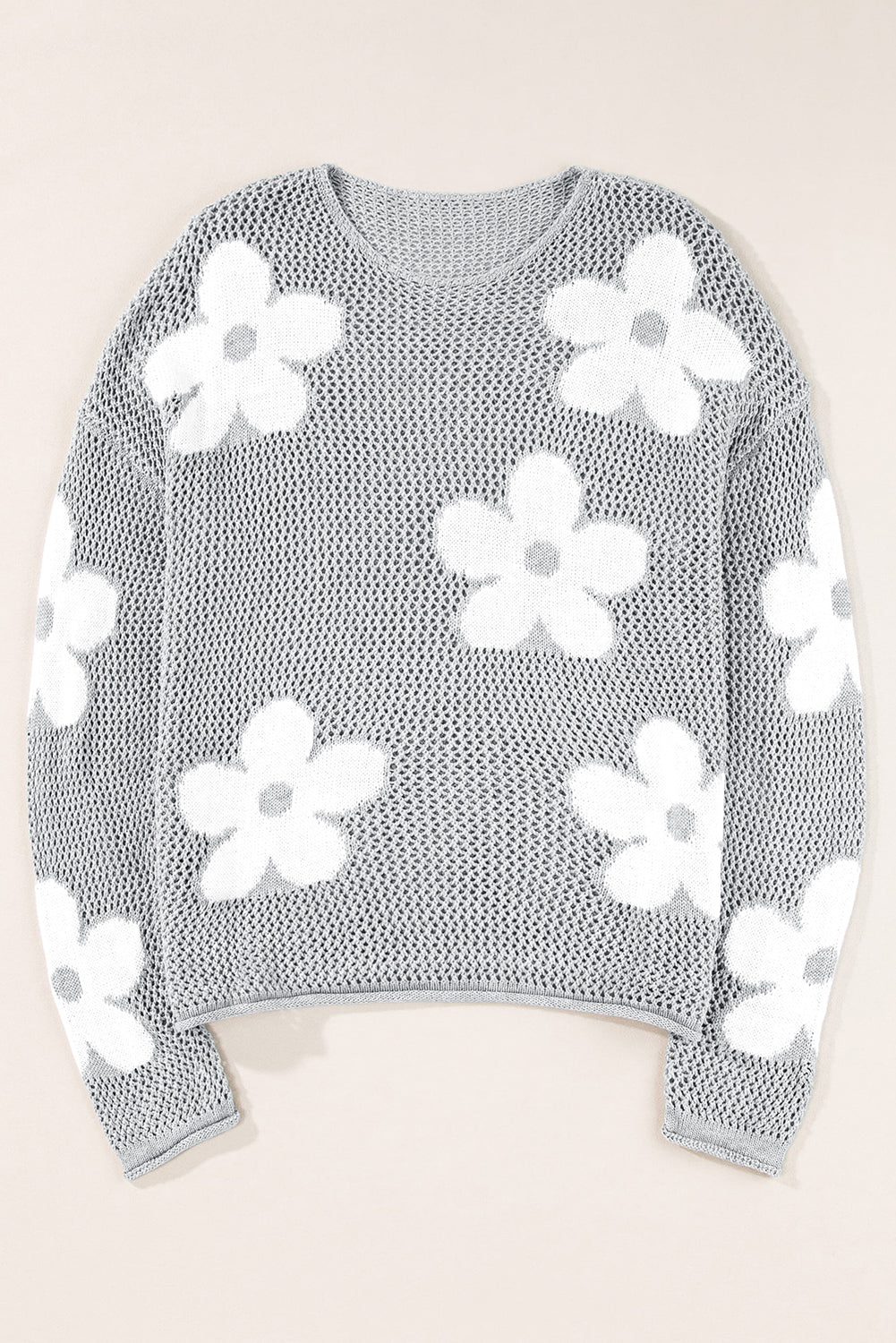 Hellgrauer Strickpullover mit großer Blume und überschnittener Schulter
