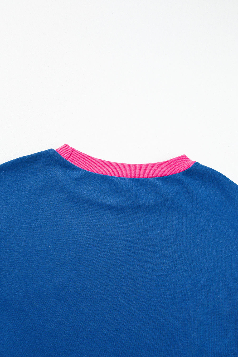 Blaues Sweatshirt mit Farbblock-Muster und Puffärmeln