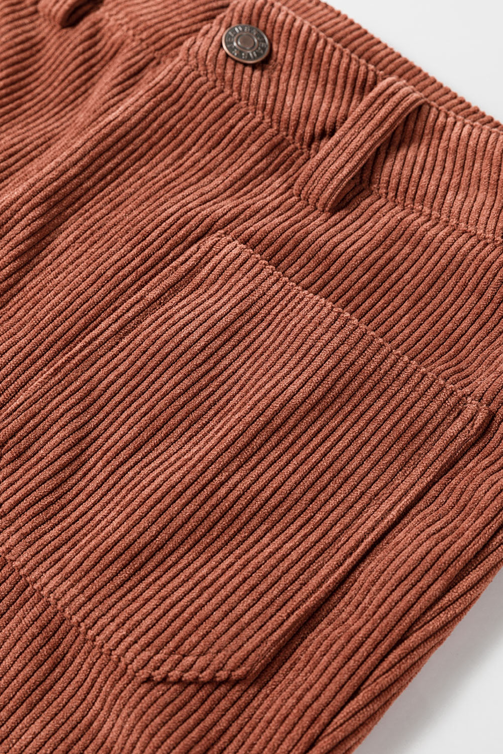 Braune Cordhose mit hoher Taille und eckigen Taschen