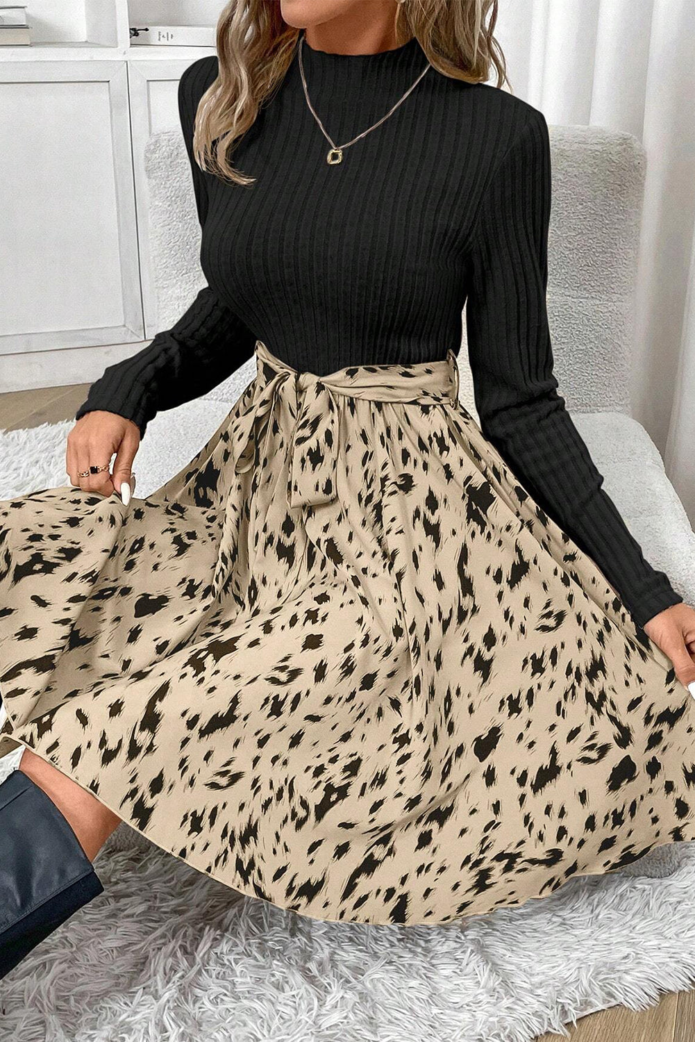 Schwarzes A-Linien-Kleid mit geripptem Patchwork-Muster und Gürtel