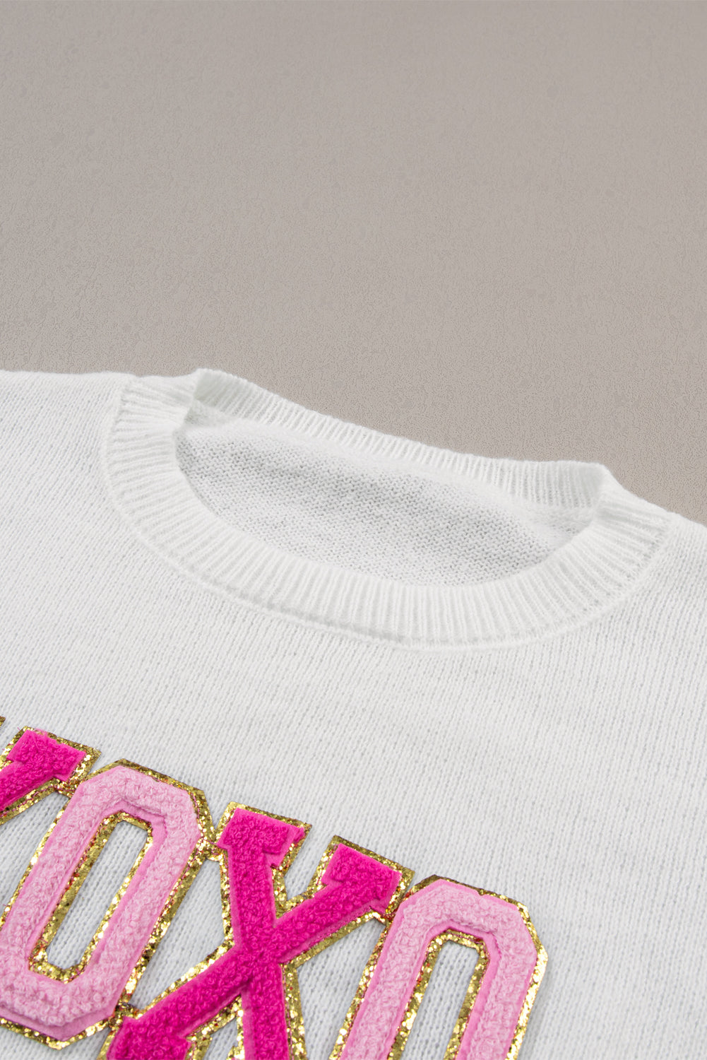 Weißer XOXO-Freizeitpullover mit Glitzer-Print und Rundhalsausschnitt