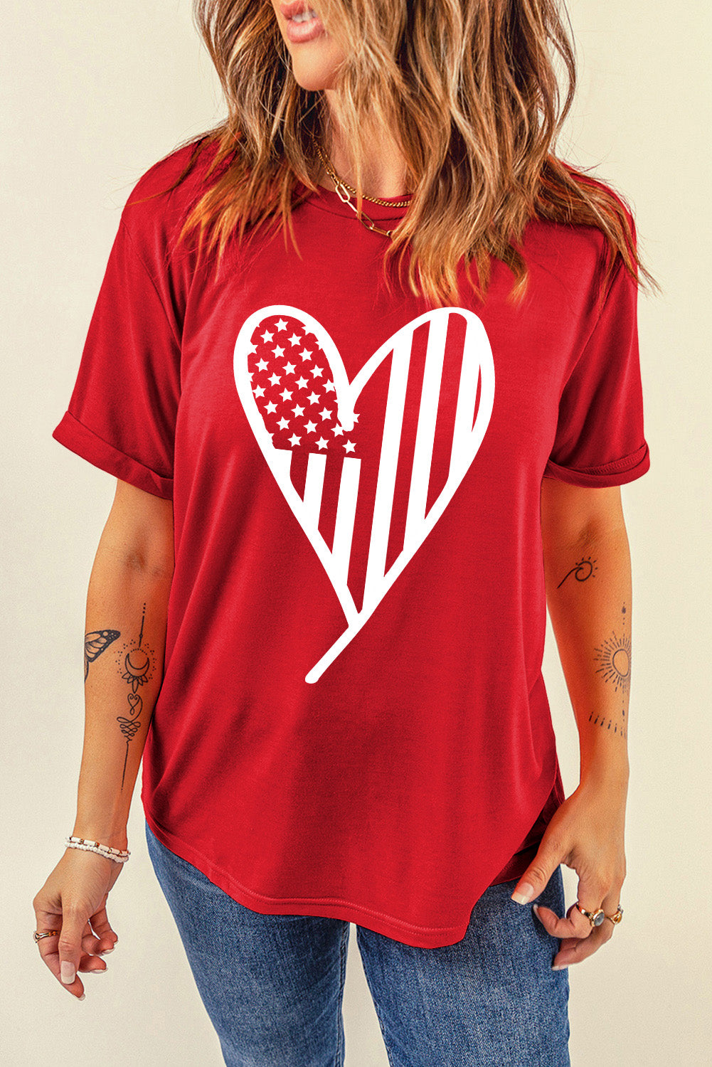 Rotes T-Shirt mit Rundhalsausschnitt und Grafik in Herzform mit USA-Flagge