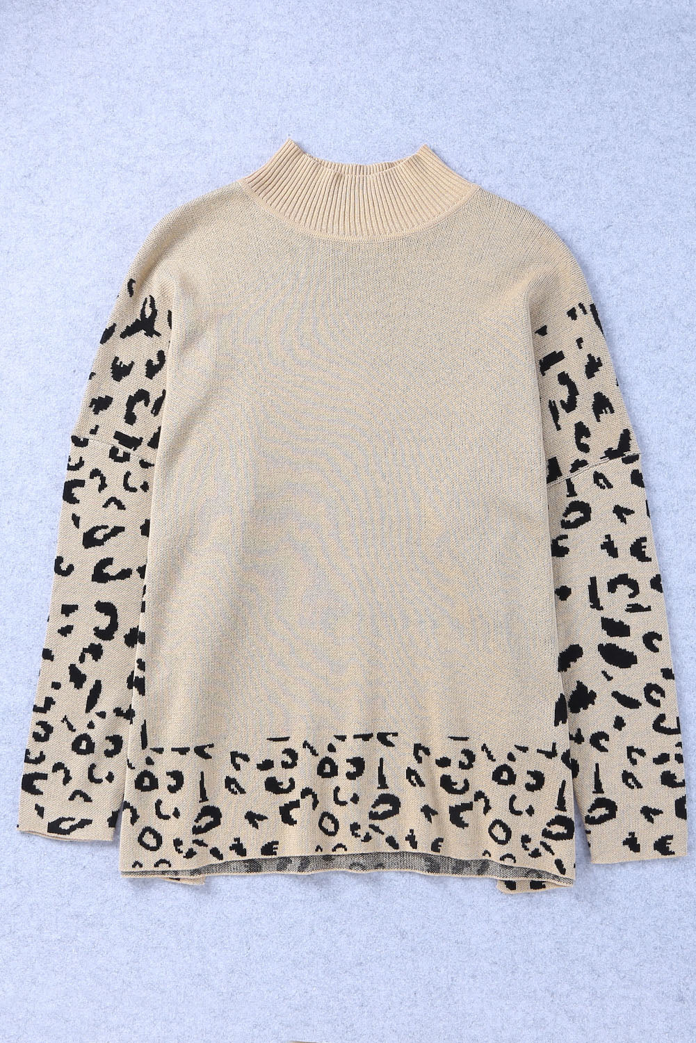 Khakifarbener Oversize-Pullover mit Leopardenmuster und hohem Kragen sowie Seitenschlitz